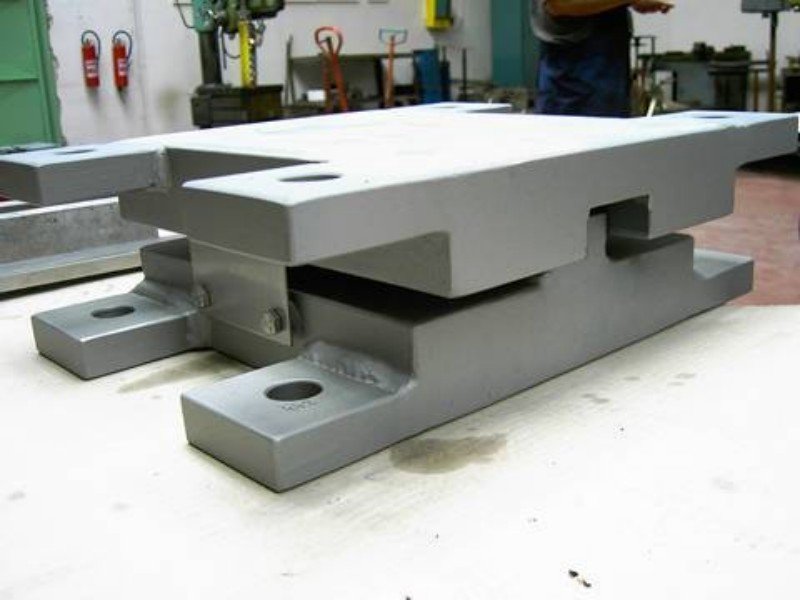Pot bearing assembly on a workshop bench